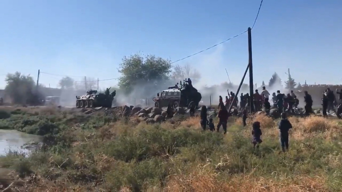 Chính vì vậy một trận mưa gạch đá, thậm chí với quy mô còn lớn hơn nhiều những gì từng xảy ra với lực lượng Mỹ và Thổ Nhĩ Kỳ đã được người Kurd dành cho đoàn xe tuần tra của quân cảnh Nga.