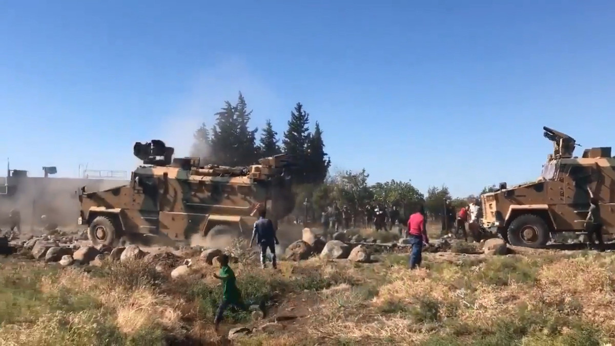 Trước đó ít lâu, hình ảnh những đoàn xe quân sự Mỹ bị người Kurd ném gạch đá phản đối vì cho rằng Washington đã phản bội họ đã xuất hiện dày đặc trên các phương tiện truyền thông.