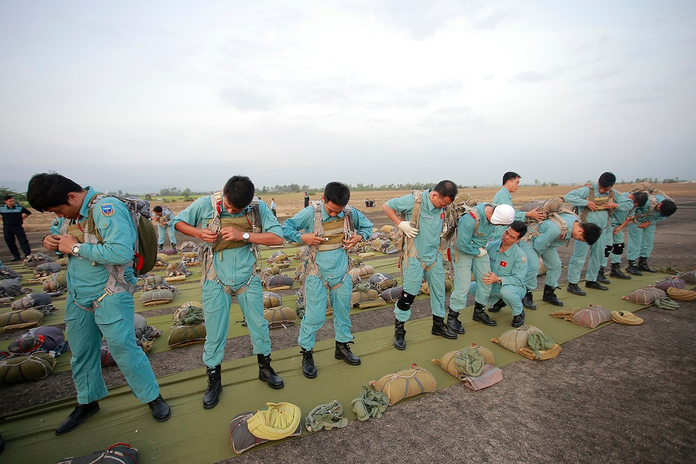Qua "bốn không" được đề cập trong sách trắng của Bộ Quốc phòng, có thể thấy quan điểm về độc lập, tự chủ, chủ trương hoà bình, tránh xảy ra xung đột hoặc bị cuốn vào một cuộc xung đột được chúng ta thể hiện khá chi tiết, đúng đắn, phù hợp với yêu cầu thực tế hiện tại và tương lai. Nguồn ảnh: KQVN.