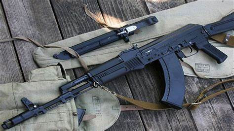 AK-103 cũng được trang bị hệ thống chốt chờ sẵn để xạ thủ lắp kẹp ngắm thân súng bất cứ khi nào cần. Khẩu súng cũng có khả năng tương thích với các loại ống phóng lựu gắn ở ốp lót tay phía trước.