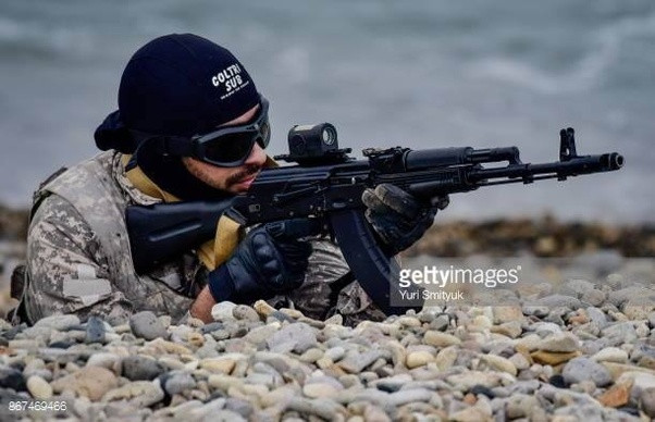 Điểm khác biệt của súng trường AK-103 so với các phiên bản trước đó là nó sử dụng các vật liệu mới. Nhựa cùng với polimer đã được sử dụng để thay thế cho chất liệu gỗ trước đây khiến quá trình gia công, lắp ráp trở nên dễ dàng hơn.