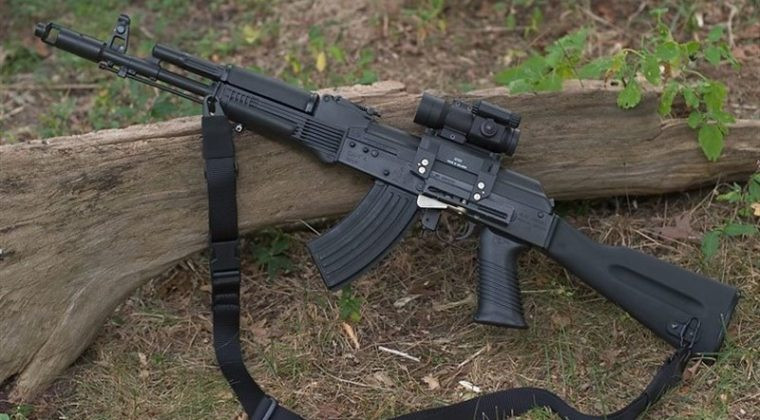 AK-103 được thiết kế dựa trên thiết kế của AK-74M. Hộp khoá nòng của AK-103 về cơ bản là không có gì khác biệt quá nhiều so với các phiên bản AK trước đó do Liên Xô/Nga sản xuất.