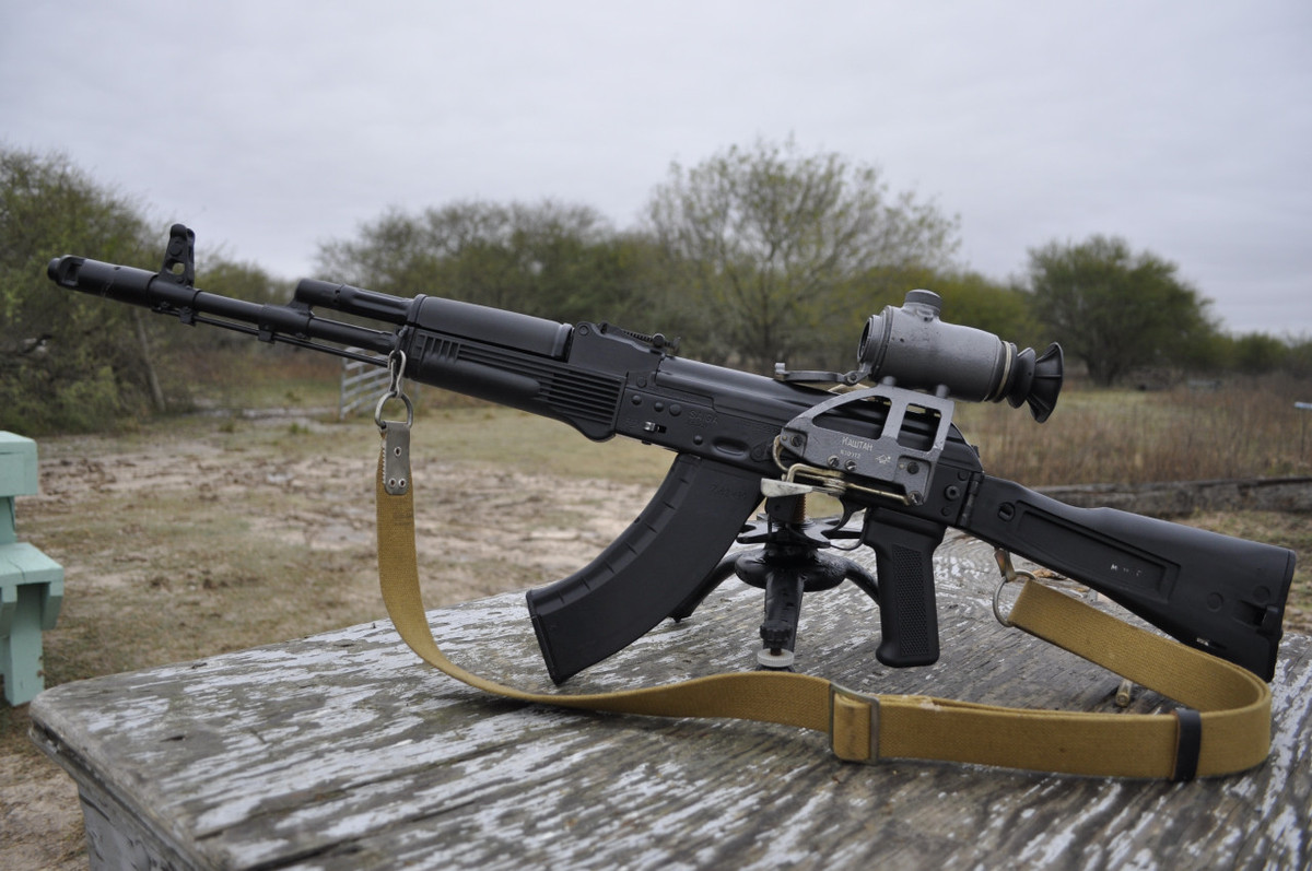 So với các phiên bản AK dòng 100 khác như AK-101, AK-102, AK-104,...; súng trường tấn công AK-103 chỉ có khác biệt duy nhất đó là cỡ đạn và hộp tiếp đạn. Cụ thể, khẩu súng này sử dụng cỡ đạn 7,62x39mm như của AK-47. Nguồn ảnh: Pinterest.