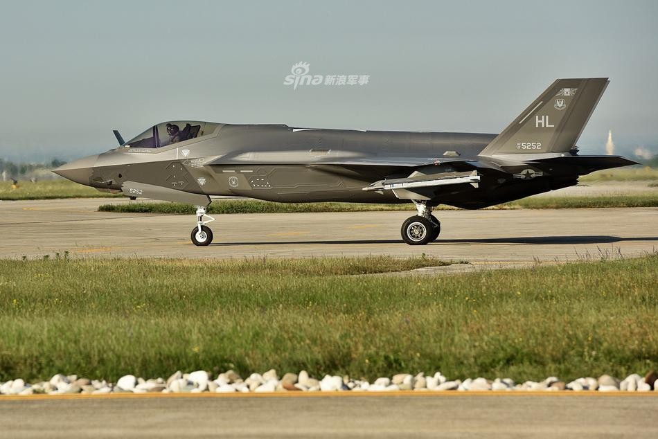 Lockheed Martin cũng cho biết, giá của phiên bản F-35B và F-35C hiện vẫn cao hơn khá nhiều so với phiên bản F-35A. Nguồn ảnh: Sina.