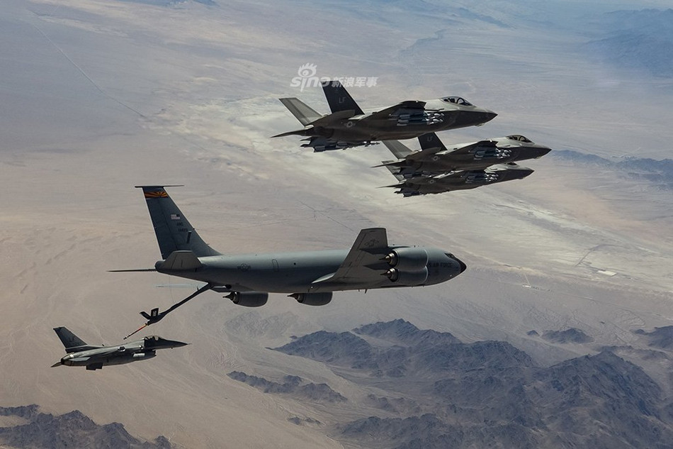 Tính thêm cả việc đồng USD bị trượt giá qua các năm, giá thành của chiếc tiêm kích F-35 đã giảm được hơn 15% kể từ khi ra mắt tới nay. Nguồn ảnh: Sina.