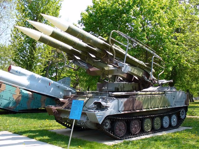 Ngoài ra, chúng ta còn sở hữu tổ hợp tên lửa phòng không 2K12 Kub. Đây là tổ hợp tên lửa đất đối không cơ động cao, được thiết kế nhằm bảo vệ đội hình hành quân hoặc các mục tiêu quan trọng mang tính chiến lược. Nguồn ảnh: TL.