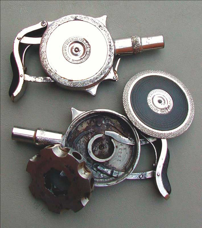 Người Pháp tạo ra khẩu súng Turbiaux Palm có thể nằm gọn trong lòng bàn tay. Kích thước nhỏ bé của khẩu súng cho thấy nó ra đời nhằm hạ gục mục tiêu bằng yếu tố bất ngờ hơn là uy lực từ viên đạn. Nó nằm gọn trong lòng bàn tay của xạ thủ nhưng nòng súng chui lọt qua các đầu ngón tay. Họ bóp mạnh bàn tay để bắn súng.