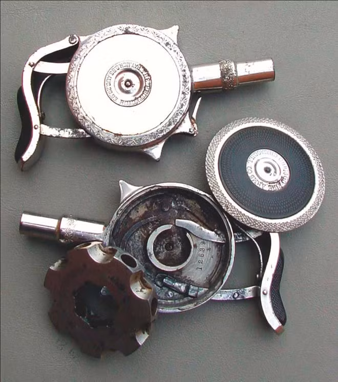 Người Pháp tạo ra khẩu súng Turbiaux Palm có thể nằm gọn trong lòng bàn tay. Kích thước nhỏ bé của khẩu súng cho thấy nó ra đời nhằm hạ gục mục tiêu bằng yếu tố bất ngờ hơn là uy lực từ viên đạn. Nó nằm gọn trong lòng bàn tay của xạ thủ nhưng nòng súng chui lọt qua các đầu ngón tay. Họ bóp mạnh bàn tay để bắn súng.