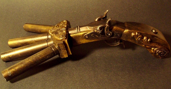 Súng chân vịt có các nòng chĩa về nhiều hướng khác nhau. Hình dáng của loại vũ khí ra đời trong thế kỷ 18 rất giống chân của những con vịt. Nó cũng là vũ khí rất được sĩ quan quân đội và các thủy thủ ưa thích. Tuy nhiên, thay vì bắn thẳng vào mục tiêu, khẩu súng này có thể gây thương vong cho những người xung quanh. Chính vì vậy, người ta khó dùng nó trong khu vực đông người.