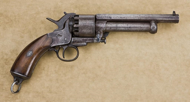 LeMat Revolver là khẩu súng lục kết hợp với súng hoa cải, cho phép nó bắn ra hai loại đạn khác nhau. Ổ đạn của nó chứa được 8 viên đạn súng lục và một viên đạn hoa cải. Đạn súng lục sẽ bắn ra từ nòng phía trên trong khi đạn hoa cải bắn ra từ nòng phía dưới. Cơ chế bắn này làm gia tăng khả năng sát thương của khẩu súng.