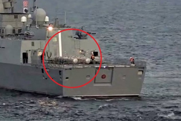 Nhưng theo hình ảnh mới công bố, các ống phóng chỉ đơn giản là được đặt trên sàn đáp trực thăng mà thôi, chúng chưa được đưa vào bệ phóng UKSK và cũng chưa có gì bảo đảm trong ống phóng có đạn.