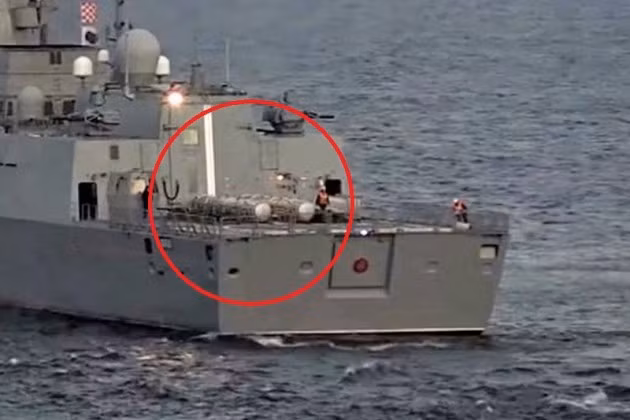 Nhưng theo hình ảnh mới công bố, các ống phóng chỉ đơn giản là được đặt trên sàn đáp trực thăng mà thôi, chúng chưa được đưa vào bệ phóng UKSK và cũng chưa có gì bảo đảm trong ống phóng có đạn.