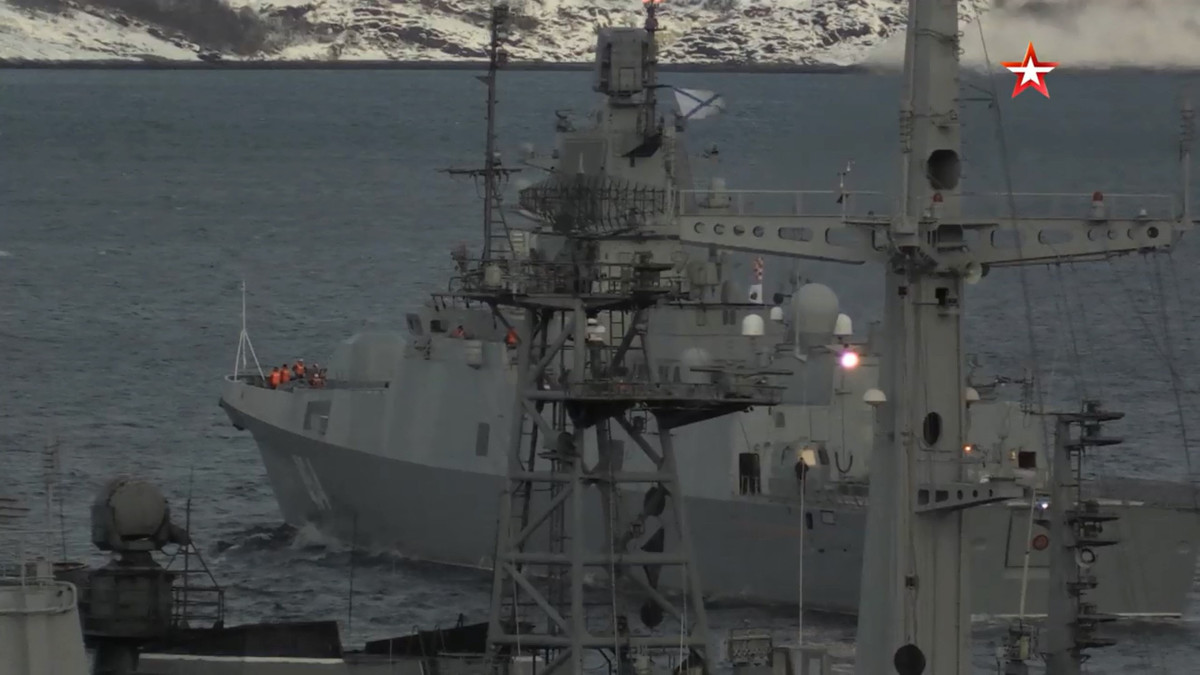 Ngoài ra tên lửa Zircon còn được thiết kế với hình dáng khí động học đặc biệt và cấu tạo từ vật liệu hấp thụ sóng radar, khiến nó gần như vô hình trước phương tiện trinh sát điện tử của đối phương.