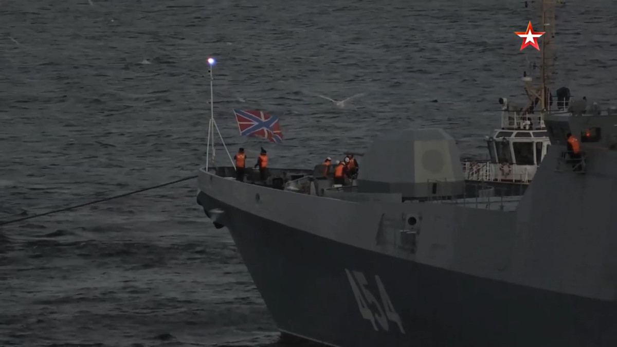 Mặc dù không có bất kỳ tuyên bố chính thức nào được đưa ra nhưng các ống phóng tên lửa chống hạm siêu thanh 3M22 Zircon mới nhất của Nga đã được phát hiện trên sàn đáp trực thăng của tàu hộ vệ Đô đốc Gorshkov.