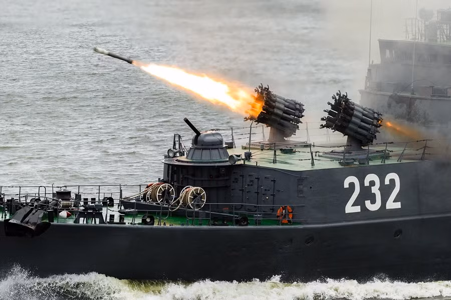 Điểm khác biệt của RBU-6000 đó là đầu đạn của nó sẽ không phát nổ ngay khi đâm xuống mặt nước mà sẽ phát nổ sau khi chìm - tấn công tàu ngầm như bom chìm mà không cần tàu khu trục phải đi chính xác vào vị trí của tàu ngầm. Nguồn ảnh: Pinterest.