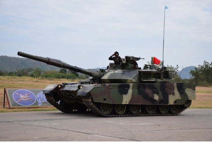 Sau đó là màn khoe khéo sức mạnh để chứng minh rằng Thái Lan mới là quốc gia có lực lượng xe tăng chiến đấu chủ lực đông đảo nhất và có phần mạnh nhất khu vực Đông Nam Á. Trong hình là xe tăng VT-4 được Thái Lan mua từ Trung Quốc. Nguồn ảnh: QQ.