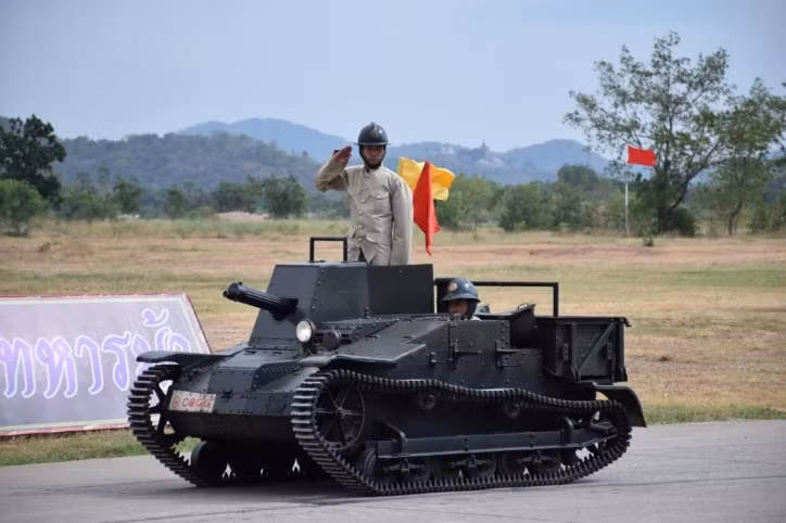 Đặc biệt, buổi trình diễn này của Quân đội Thái Lan còn có sự tham gia của xe tăng siêu nhẹ Carden Loyd. Loại xe tăng này được Thái Lan trang bị từ trước Chiến tranh Thế giới thứ hai và từng được nước này sử dụng trong cuộc chiến tranh Pháp - Thái. Nguồn ảnh: QQ.