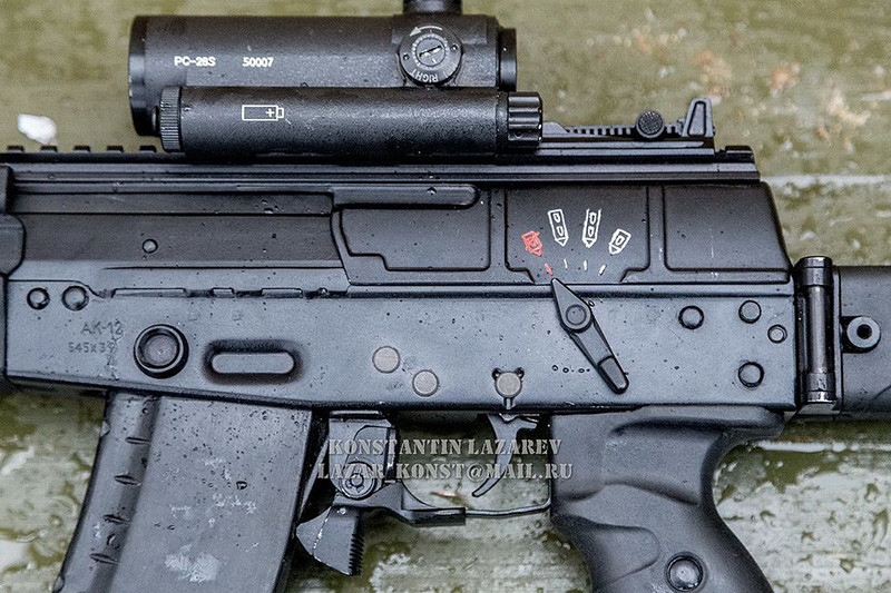 AK-12 được coi là khẩu súng trường tấn công dòng Kalashnikov hiện đại nhất của Nga. Súng được chế tạo với nhiều cơ cấu hợp kim, nhựa và polymer để giảm tối đa trọng lượng cũng như giảm thời gian gia công. Nguồn ảnh: KONS.