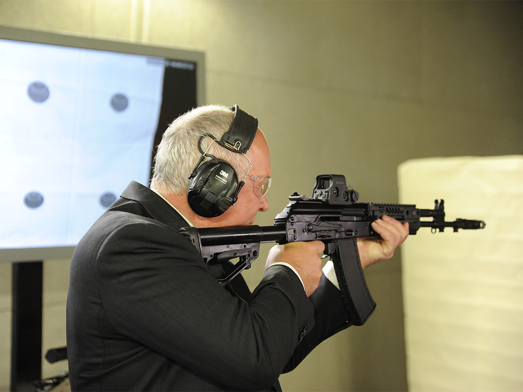 Tất nhiên, trong thực chiến sẽ ít khi có trường hợp xạ thủ AK-12 khai hoả với tốc độ tối đa như vậy. Tuy nhiên với việc bị hỏng chỉ sau 680 phát bắn, rõ ràng độ bền của khẩu AK-12 này đã "có vấn đề". Nguồn ảnh: Vance.