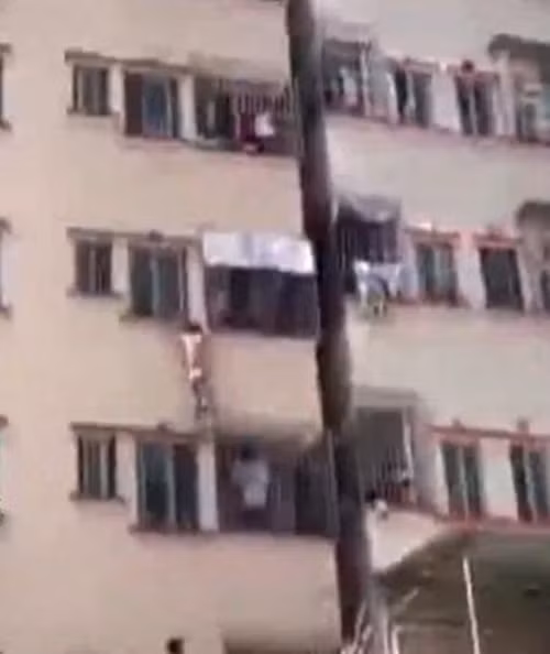 Sau khoảng thời gian dài đấu tranh tâm lý, khoảng 11h trưa, người đàn ông này cũng được cảnh sát đưa từ cửa sổ nhà cao tầng xuống về thẳng đồn cảnh sát để làm rõ. (Nguồn Sina)