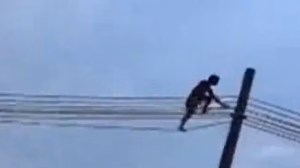 Theo một nhân chứng có mặt tại hiện trường, người đàn ông là một kẻ nghiện ngập, trước đây cũng đã từng leo lên nóc nhà của một công ty. Tuy nhiên do trời nắng chói chang, mặt sân quá nóng, đi chân trần không chịu được, anh ta đành trèo xuống. (Nguồn Sina)