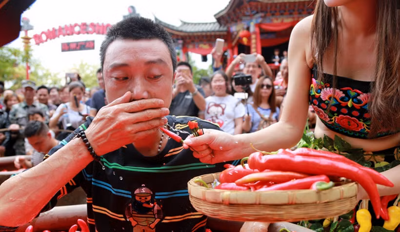 Những người chơi cũng sẽ được ngâm mình trong một lu nước phủ đầy ớt, khiến khung cảnh thực sự rất thu hút, nổi bật. (Nguồn Mop)