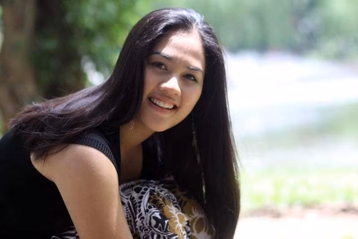 Hiện tại, Hoàng Nhật Mai đang làm việc tại một trang báo mạng có tiếng. 3. Phạm Thị Mai Phương - Hoa hậu Việt Nam 2002 Năm 2002, Mai Phương trở thành Hoa hậu Việt Nam khi mới 17 tuổi khi còn là học sinh lớp 12 chuyên Lý của THPT năng khiếu Trần Phú, Hải Phòng. Ngay sau đó cô đại diện Việt Nam thi Hoa hậu Thế giới - Miss World 2003, mỹ nữ đất cảng đã xuất sắc lọt vào top 20 người đẹp nhất. Không chỉ xinh đẹp, chân dài còn nổi tiếng vì thành tích học tập, cô có tên trong danh sách học sinh giỏi cấp quốc gia và còn là một cán bộ năng nổ trong lớp học. Sau khi trở về trừ cuộc thi Miss World, Mai Phương quyết định đi du học Anh quốc và trở về kết hôn với người bạn trai đã gắn bó 8 năm.