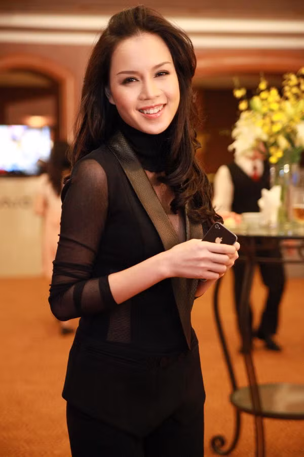 Á hậu Hoàng Oanh xuất hiện tại các sự kiện. 9. Phạm Thị Thanh Tuyền - Á hậu 1 Hoa hậu các dân tộc Việt Nam 2011 Phạm Thanh Tuyền xuất sắc giành danh hiệu á hậu 1 Hoa hậu các dân tộc Việt Nam 2011. Thời điểm đó, cô sở hữu chiều cao 1m72, nặng 52kg cùng số đo 3 vòng là 84-66-91. Sau khi đăng quang cô không hoạt động showbiz mà chỉ tập trung vào gia đình.