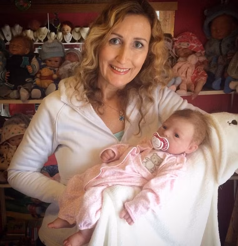 Cô cũng luôn quan tâm đến những con búp bê mô phỏng được đặt làm theo yêu cầu dành cho những bậc cha mẹ mất con, mong họ có được sự thoải mái và ấm áp. Tuy nhiên, nhiều người vẫn rờn rợn khi nhìn vào những con búp bê mô phỏng quá giống người thật này của Silvia, họ cho biết, họ bị ám ảnh bởi những đường nét trên khuôn mặt của những con búp bê đó và bị khó chịu. (Nguồn Sina)