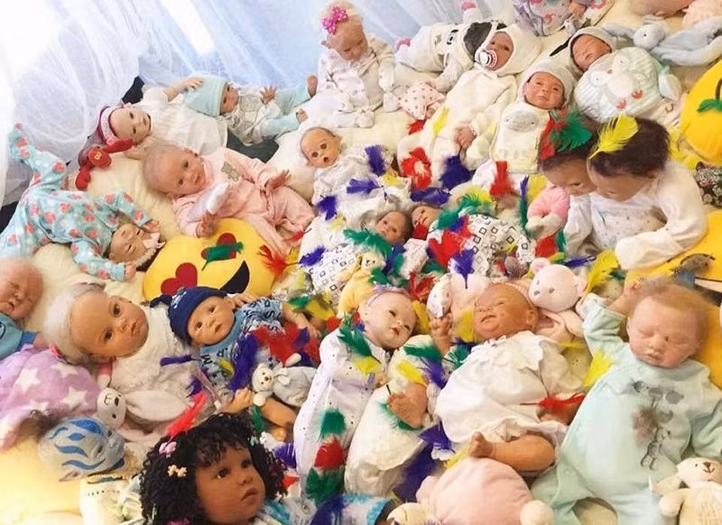 Silvia Heszterenyiova, 43 tuổi là một phụ nữ bị hội chứng nghiện búp bê, cô có một niềm đam mê rất lớn với chúng, đặc biệt là những con búp bê mô phỏng, giống như những đứa trẻ thực sự. Cô sở hữu tới 57 con búp bê và cũng tự sản xuất búp bê thủ công. (Nguồn Sina)