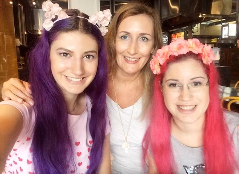 Theo thông tin đăng tải, vào năm 2014, đúng ngày sinh nhật Silvia 40 tuổi, hai cô con gái của Silvia là Veronika và Sofia (tóc tím và tóc hồng trong ảnh) đã tặng mẹ một món quà là một con búp bê mô phỏng. (Nguồn Sina)