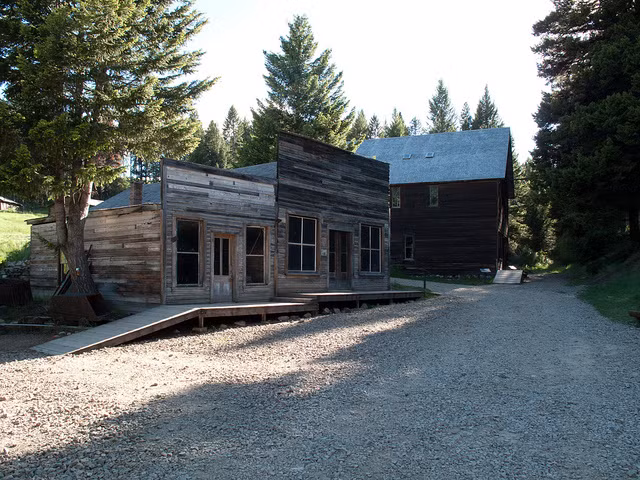 Nếu bạn đang cố gắng tìm kiếm sự bình yên và yên tĩnh mà không nơi nào có được, có thể bạn sẽ quan tâm đến những ngôi nhà kiểu cabin xinh xắn này tại một thị trấn có tên là Garnet, ngay trong vùng hoang dã ở Montana, Mỹ. Được mệnh danh là thị trấn ma quái, nơi đây không hề có bóng người sinh sống, qua lại. (Nguồn Boredomtherapy)