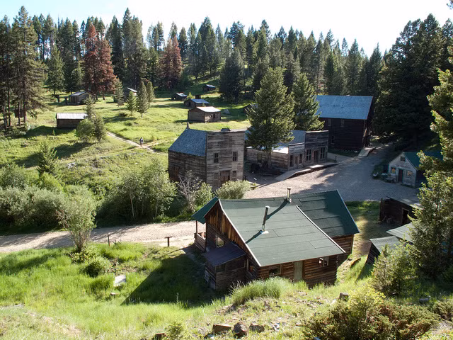 Không chỉ có thế, chính phủ còn sẵn sàng, tình nguyện trả tiền để bạn đến sống ở thị trấn kỳ bí này. Các căn hộ hoàn toàn miễn phí, tiền ăn cũng được cung cấp đều đặn. Bạn chỉ phải làm duy nhất một công việc, đó là làm hướng dẫn viên và trông coi cửa hàng lưu niệm. Tuy vậy, bạn cũng sẽ có rất nhiều thời gian để khám phá thiên nhiên. (Nguồn Boredomtherapy)