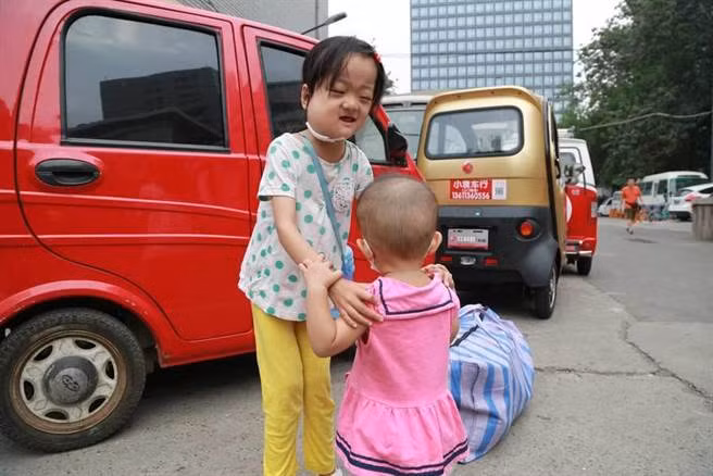 Co be mac benh tu choi dieu tri va su that rot nuoc mat dang sau-Hinh-2