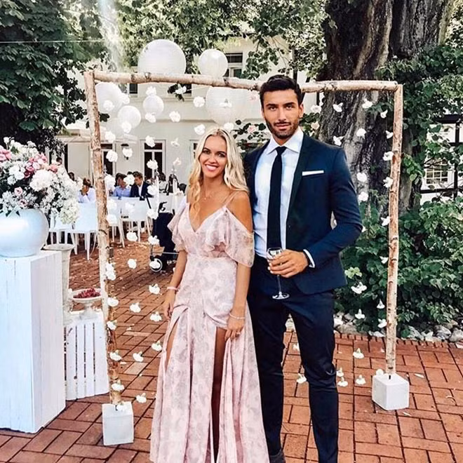 Madeleine và bạn trai Iqbal Gran tham dự một đám cưới.