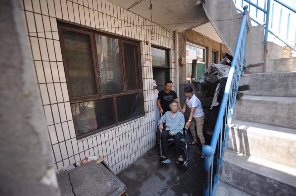 Hiện, bà Vân Nhi chỉ còn một mình, mắc bệnh khó chữa, nửa người bị liệt vẫn không người chăm sóc. Trợ cấp của chính phủ và lương hưu của bà chỉ đủ trả tiền phòng thuê trọ. Những người hảo tâm thường xuyên qua lại cho bà đồ ăn đồ uống nhưng ai cũng có việc riêng, không thể luôn ở bên cạnh chiếu cố bà. Họ thống nhất, muốn đưa bà vào viện dưỡng lão để chăm sóc nhưng bởi vì bà vẫn còn mối quan hệ với hai cô con gái nuôi bất hiếu, những người hảo tâm không có tư cách phù hợp để đưa bà đi. 