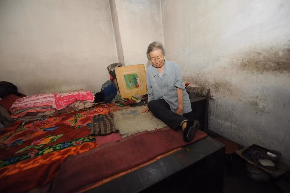 Ông Lý Hoài Lương quá thất vọng đã kiện cả hai cô con gái nuôi ra tòa. Thế nhưng đối với phán quyết của tòa án, hai cô Chân Chân và Tú Tú bỏ ngoài tai, cố tình không thực hiện.