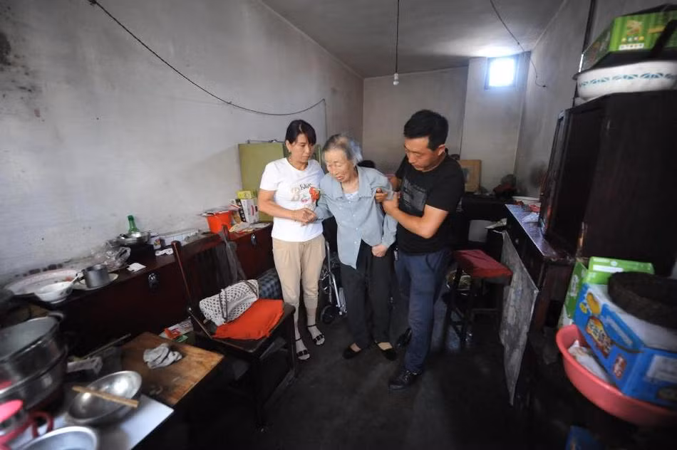 Thế nhưng, đời chẳng ai đoán được chữ ngờ. Khoảng 20 năm trước, ông Lý Hoài Lương, chồng bà Vân Nhi ngã bệnh. Vì để chữa bệnh, hai vợ chồng quyết định bán nhà. Chữa bệnh ổn định, cả hai vợ chồng chẳng còn bao nhiêu tiền. Thấy cha mẹ bán nhà nhưng không chia tiền cho mình. Hai cô con gái nuôi gây gổ, bắt đầu không quan tâm đến người đã dưỡng dục mình từ nhỏ tới lớn nữa.