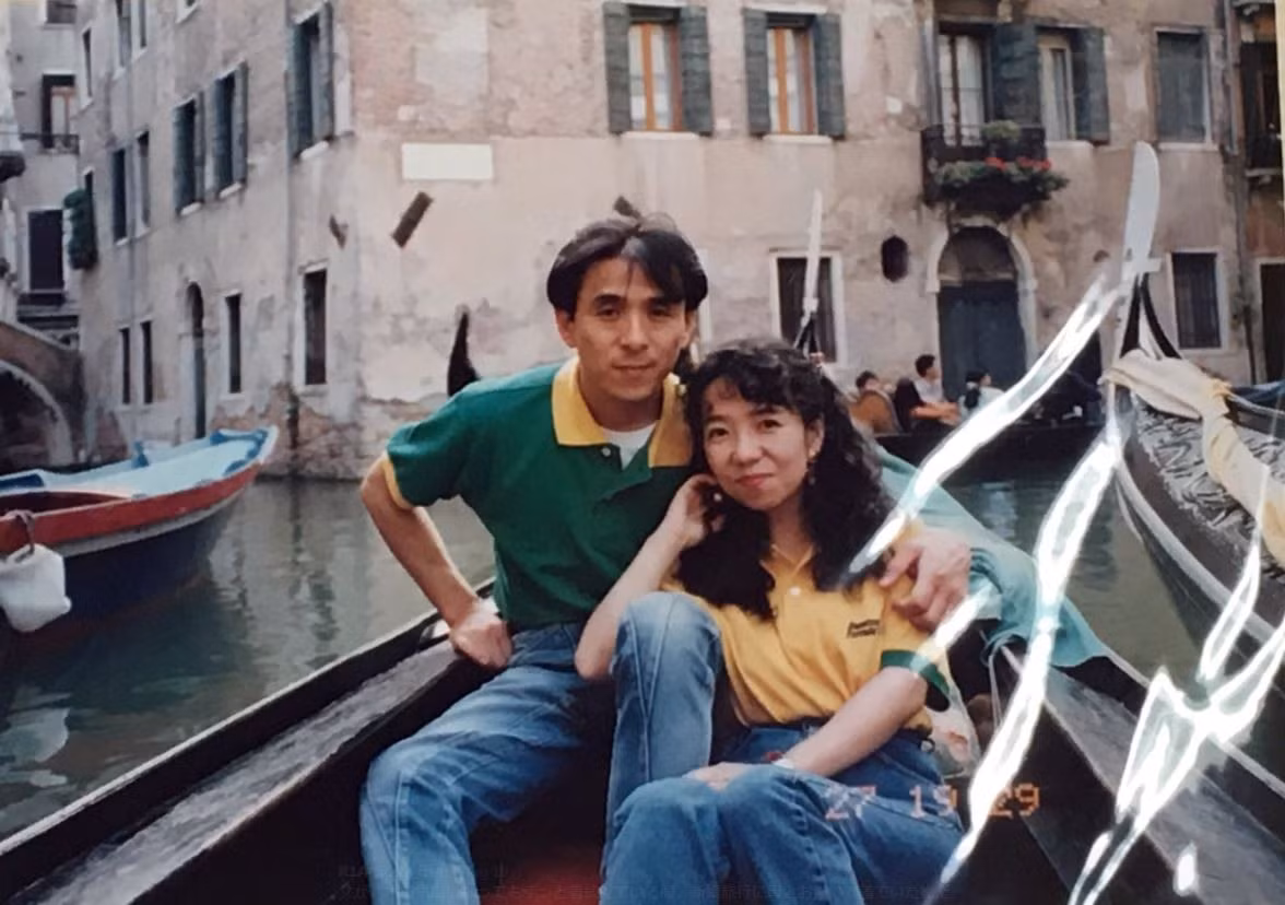 Nguoi dan ong mac chiec ao suot 18 nam va cau chuyen cam dong long nguoi-Hinh-2