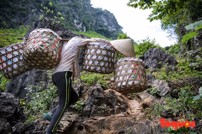 Sau nhiều năm canh tác, để hạn chế sức người, các chủ vườn đã sáng tạo ra chiếc ròng rọc dùng để vận chuyển na xuống chân núi như bây giờ.