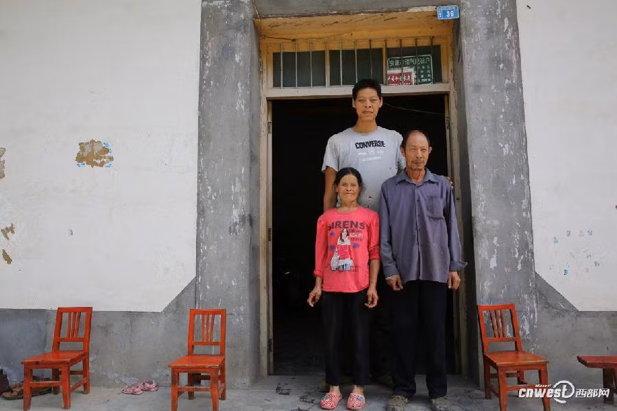 "Di nhan" cao hon 2m, U40 van tiep tuc cao gay soc nang-Hinh-2