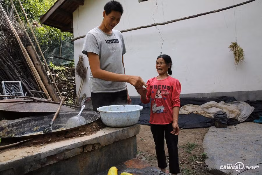 "Di nhan" cao hon 2m, U40 van tiep tuc cao gay soc nang-Hinh-4