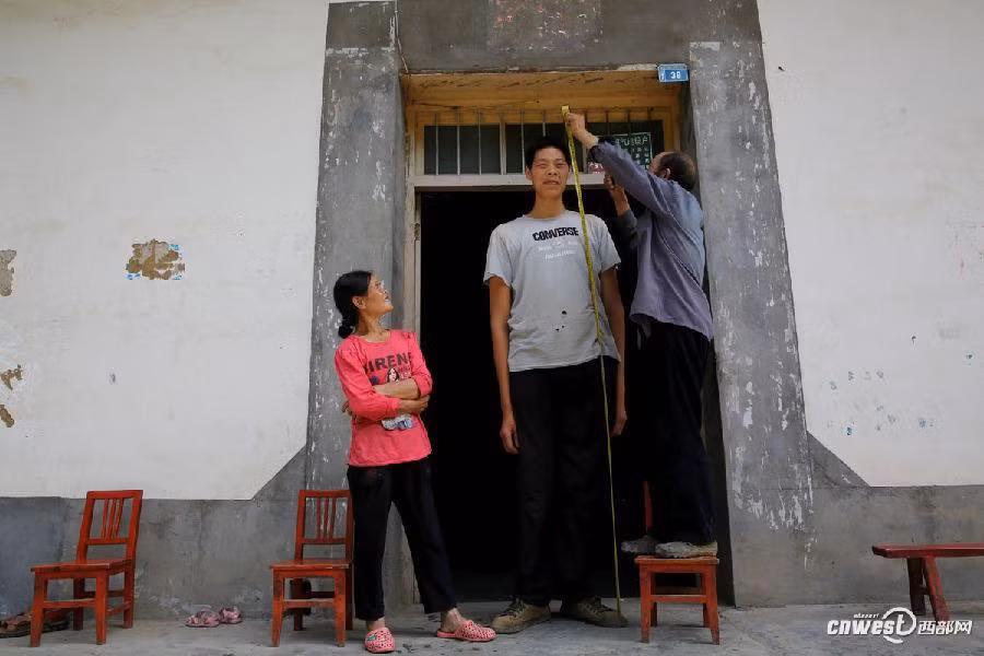 "Di nhan" cao hon 2m, U40 van tiep tuc cao gay soc nang