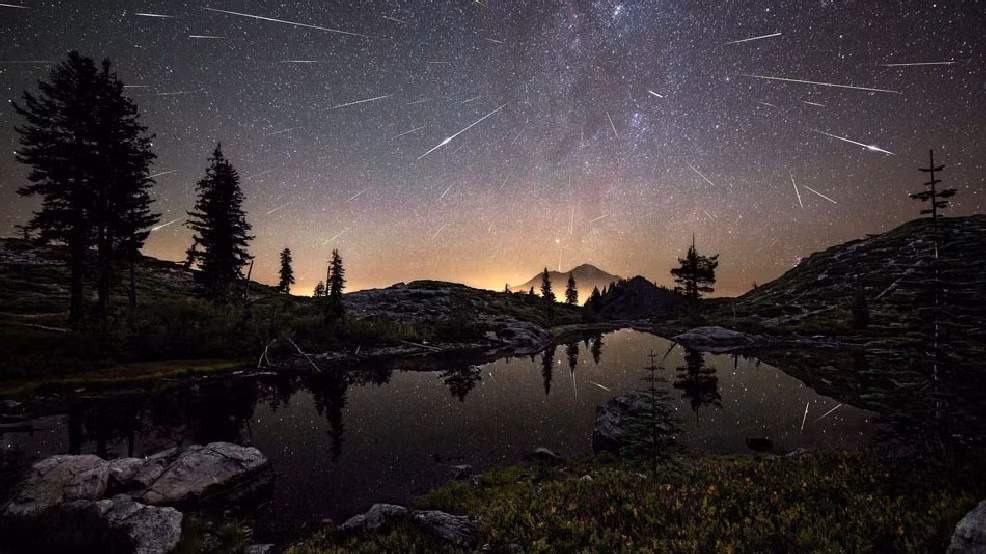Hình ảnh của cơn mưa sao băng Perseid Meteor được chụp bởi nhiếp ảnh gia Brad Goldpaint. Được biết, bức ảnh chụp kết hợp hình ảnh của hơn 65 thiên thạch khác nhau. (Ảnh Komo)