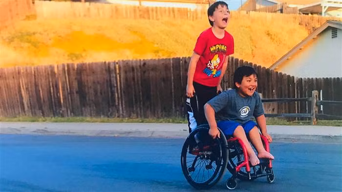 Nhin tinh ban "la" cua 2 cau be nay, trai tim trieu nguoi se lay dong-Hinh-4