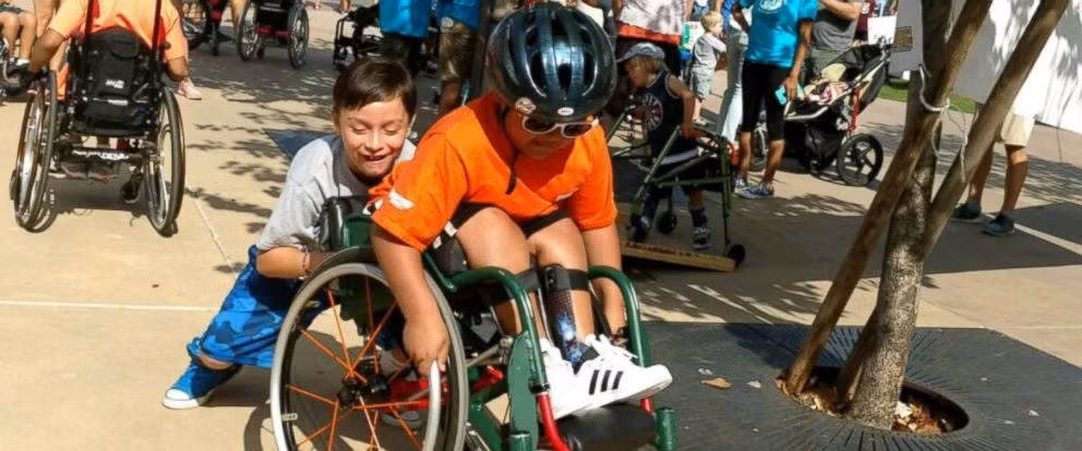 Nhin tinh ban "la" cua 2 cau be nay, trai tim trieu nguoi se lay dong-Hinh-2