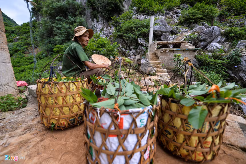Để sử dụng được tời, mỗi hộ phải có ít nhất 2 người. Một người ở bên trên thả các thúng na xuống, người ở dưới đỡ rồi tiếp tục vận chuyển. Ông Phí Văn Đào đang ngồi đợi đến lượt sử dụng tời.