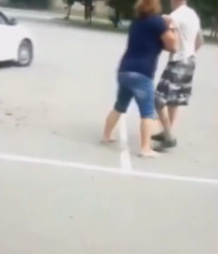 Thấy khó xơi, tên cướp xui xẻo định bỏ của chạy lấy người. Đáng tiếc, người phụ nữ không buông tha cho hắn ta. Cô chạy theo và liên tục tát vào đầu, vào mặt của tên cướp. (Nguồn Sina)