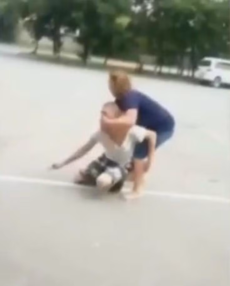 Sau khi dạy dỗ tên cướp đến nơi đến chốn, người phụ nữ dũng cảm đã thả hắn ta đi. Hiện, không rõ tên cướp có bị cảnh sát bắt và xử lý hay không. (Nguồn Sina)