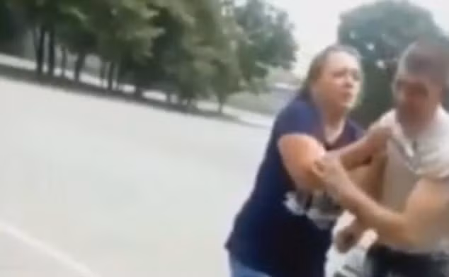 Được biết, gã cướp trẻ tuổi tiếp cận một người phụ nữ đi một mình với ý định giật điện thoại rồi nhanh chân bỏ chạy. Thế nhưng, xui xẻo cho y, người phụ nữ mà y định cướp điện thoại là một người vô cùng mạnh mẽ. (Nguồn Sina)